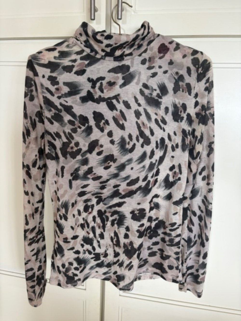 Leopard print light-weight turtleneck